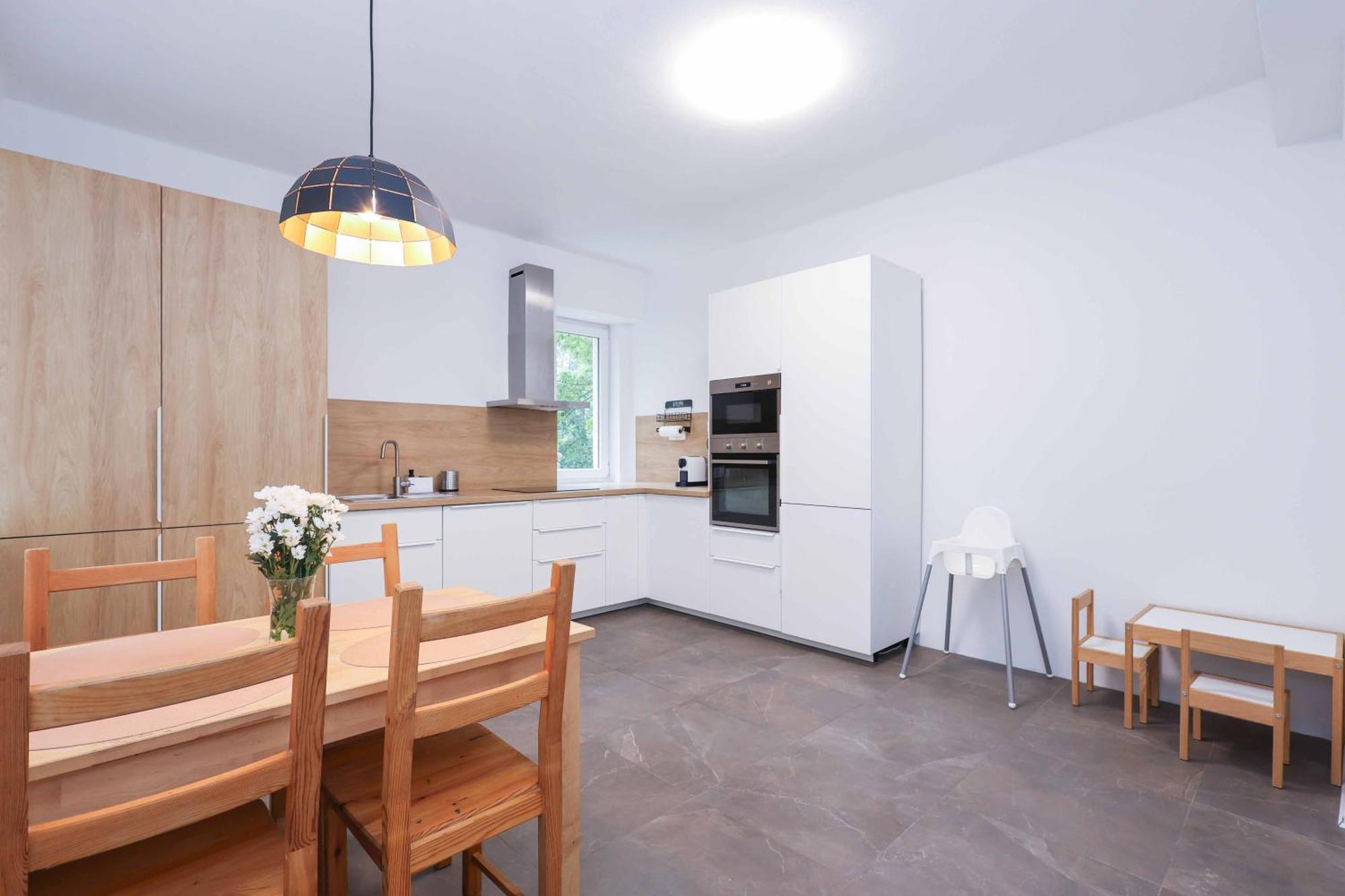 Charming Old Town Family Retreat Apartamento Bratislava Exterior foto