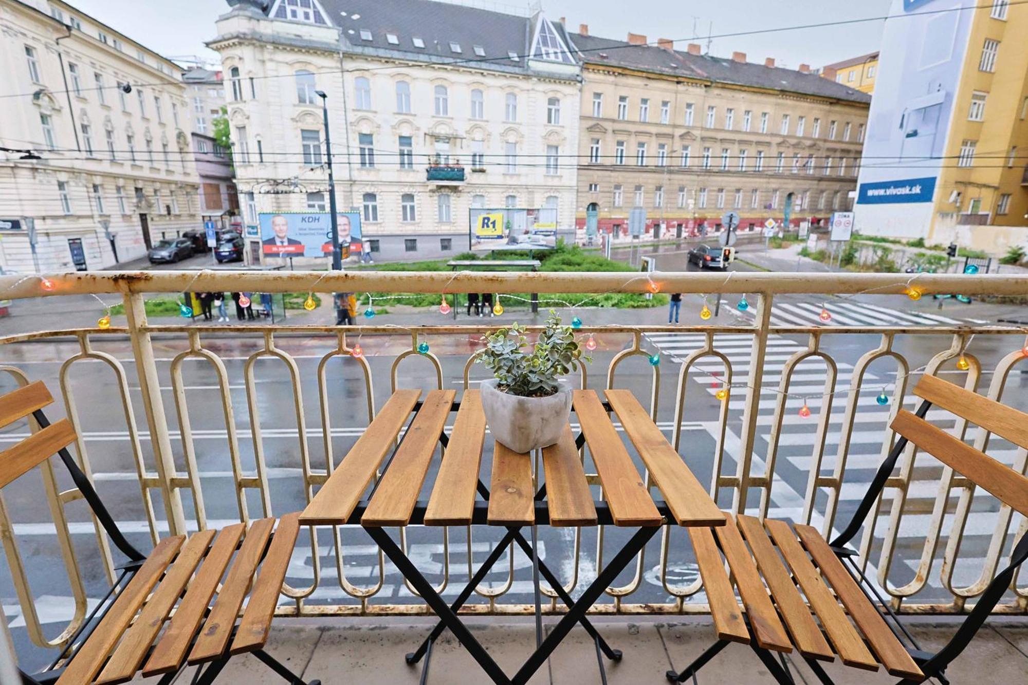 Charming Old Town Family Retreat Apartamento Bratislava Exterior foto
