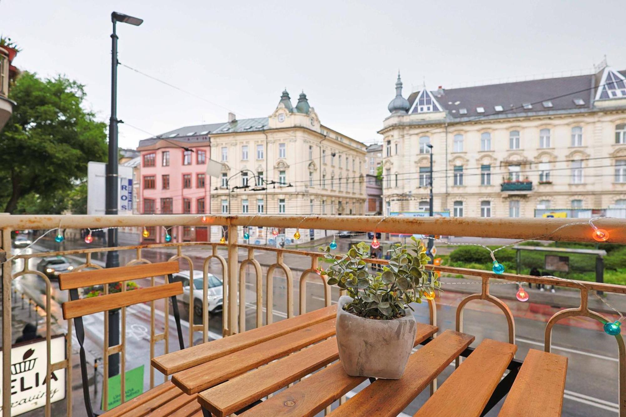 Charming Old Town Family Retreat Apartamento Bratislava Exterior foto