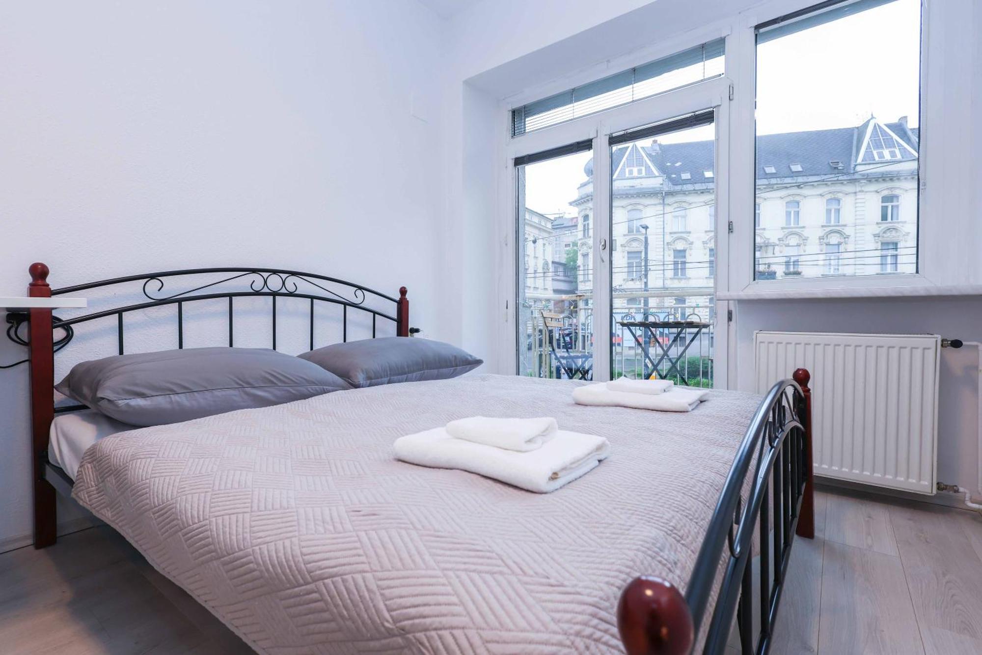 Charming Old Town Family Retreat Apartamento Bratislava Exterior foto